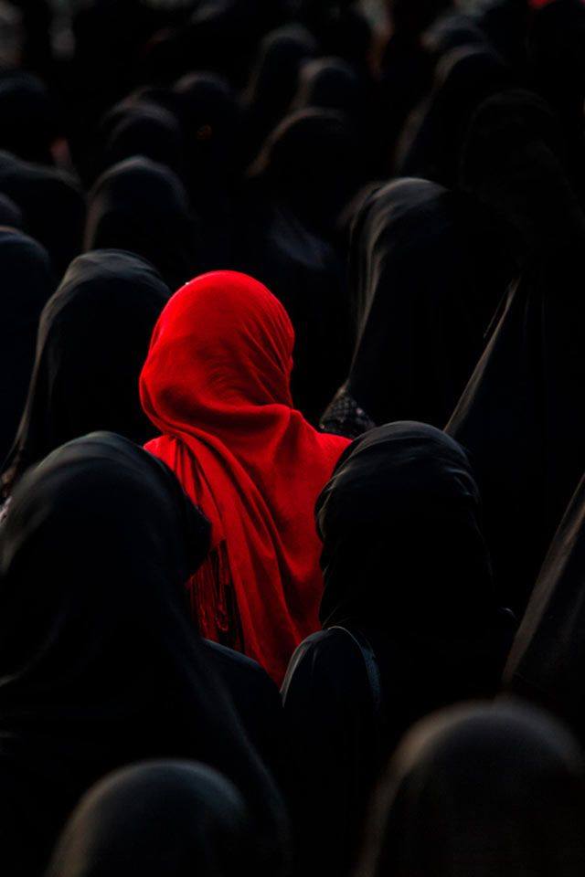 Quant'è bello il folle coraggio di chi resta colore in mezzo al grigiume. _ Ossimorσ Tσssicσ _ Immagine reperita nel web.
